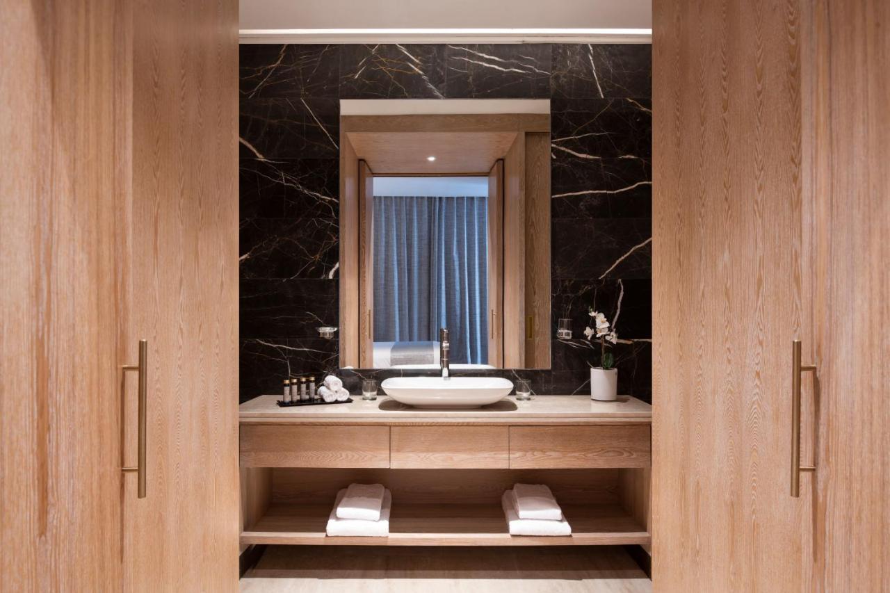 The Bentley Luxury Hotel & Suites Doha Exterior foto Bathroom